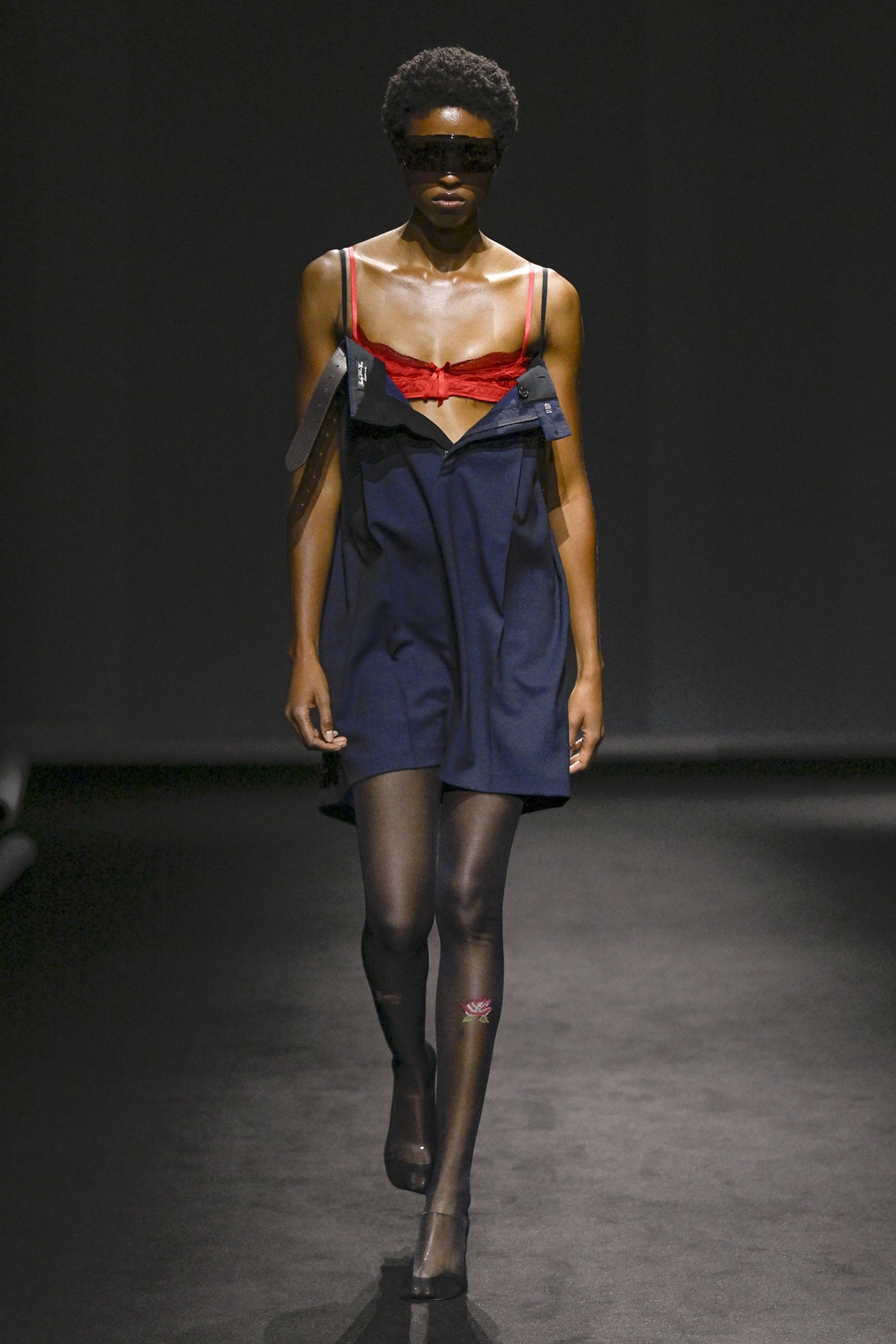 Sutiã é o novo top em uma moda que celebra a liberdade feminina