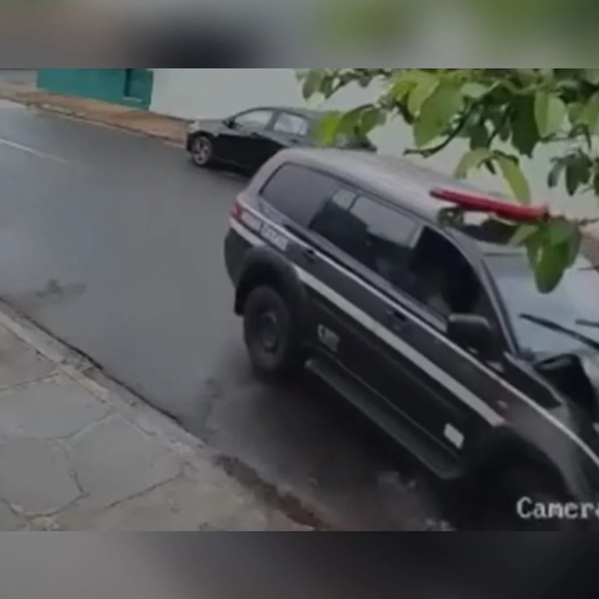 Viatura da Polícia Civil atinge motos e árvore em MG; caso é apurado