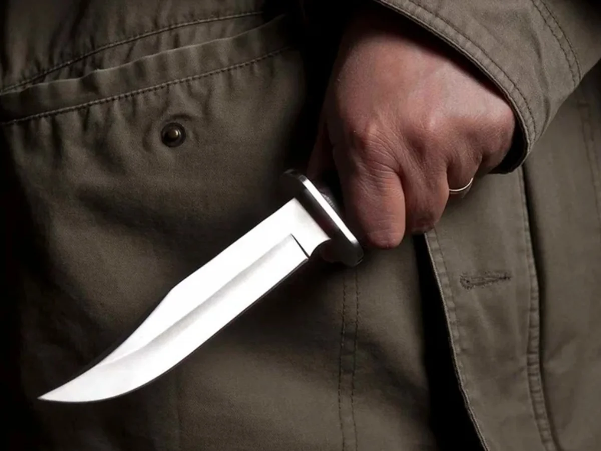Família se tranca em quarto após homem armado com faca invadir residência