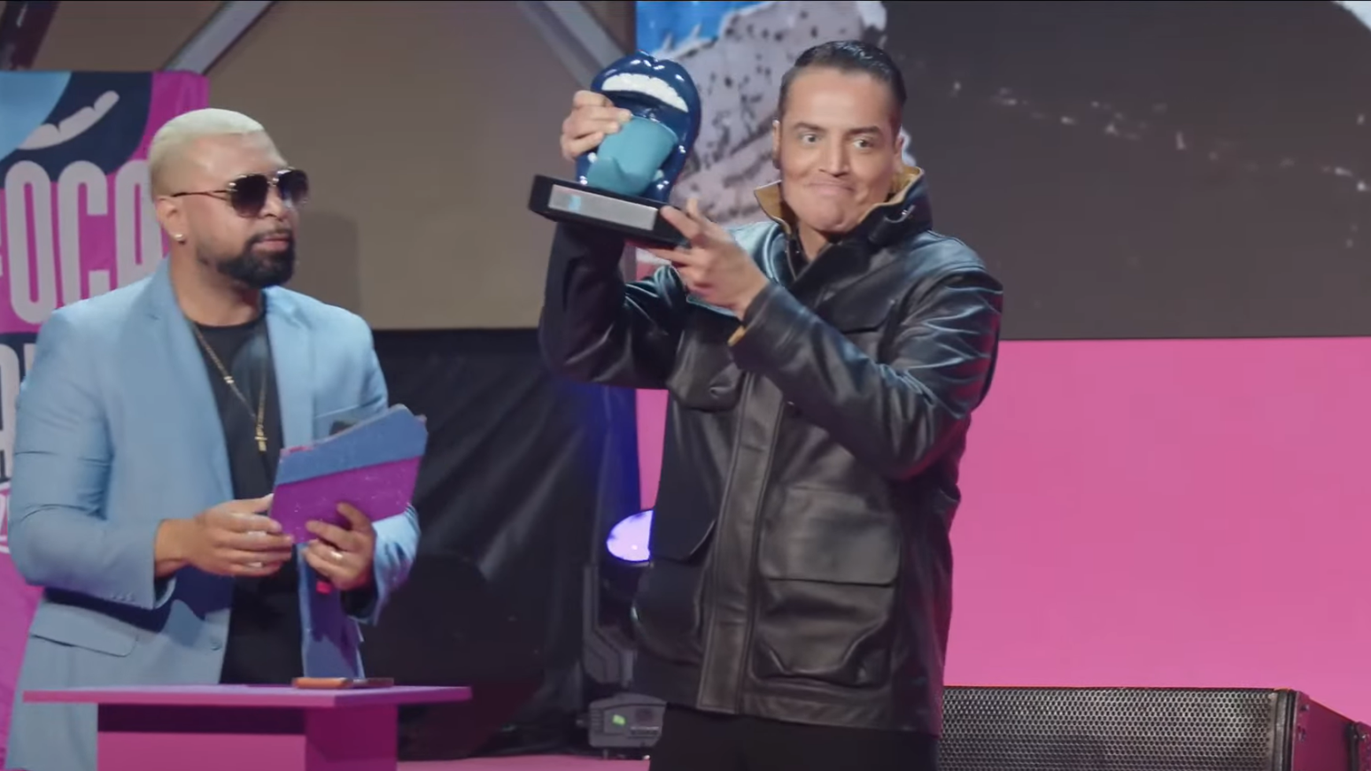 Leo Dias vende o principal pr&ecirc;mio do Fofoca Awards