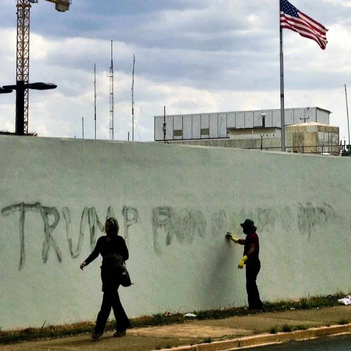 Embaixada dos EUA em Brasília volta a ser pichada em protesto contra Trump