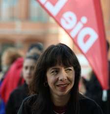 Elif Eralp (à esq.), principal candidata do partido A Esquerda (Die Linke), em frente à prefeitura de Berlim em 18 de setembro de 2026. Foto: RFI
