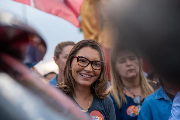 Juíza pede que a AGU explique o motivo de representar Janja judicialmente
