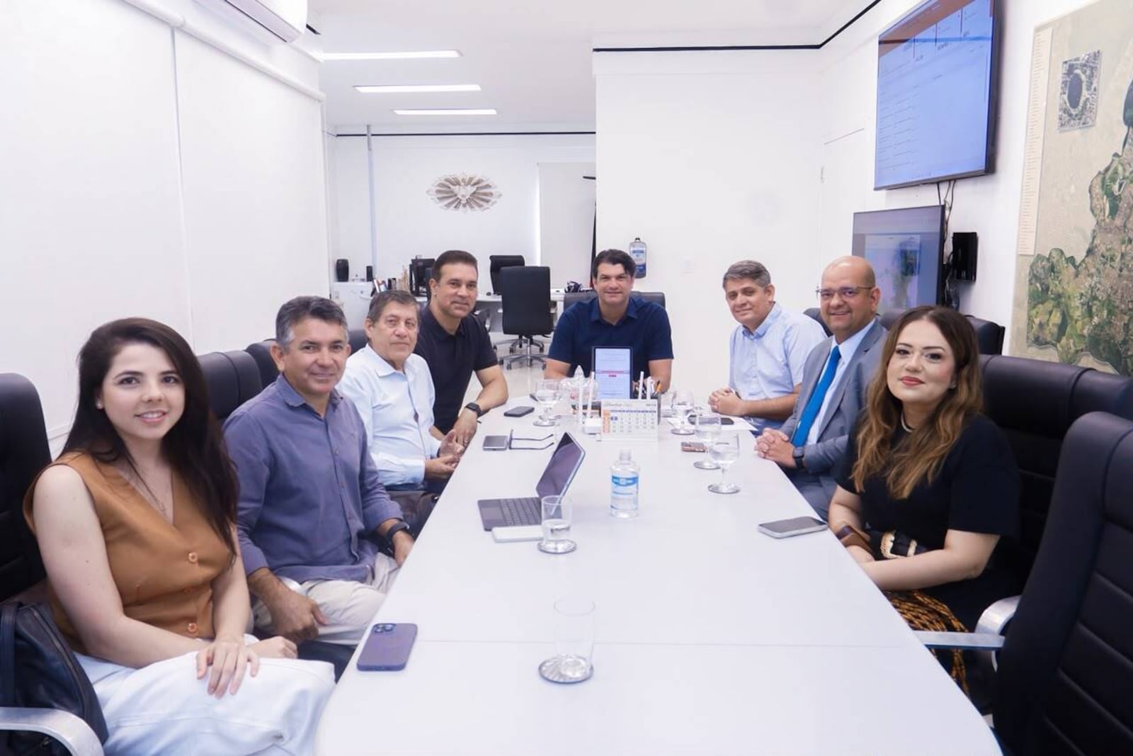 Imagem da matéria: Leo Bezerra assina Lei que cria o Distrito Criativo para fomentar a economia e fortalecer o Centro Histórico