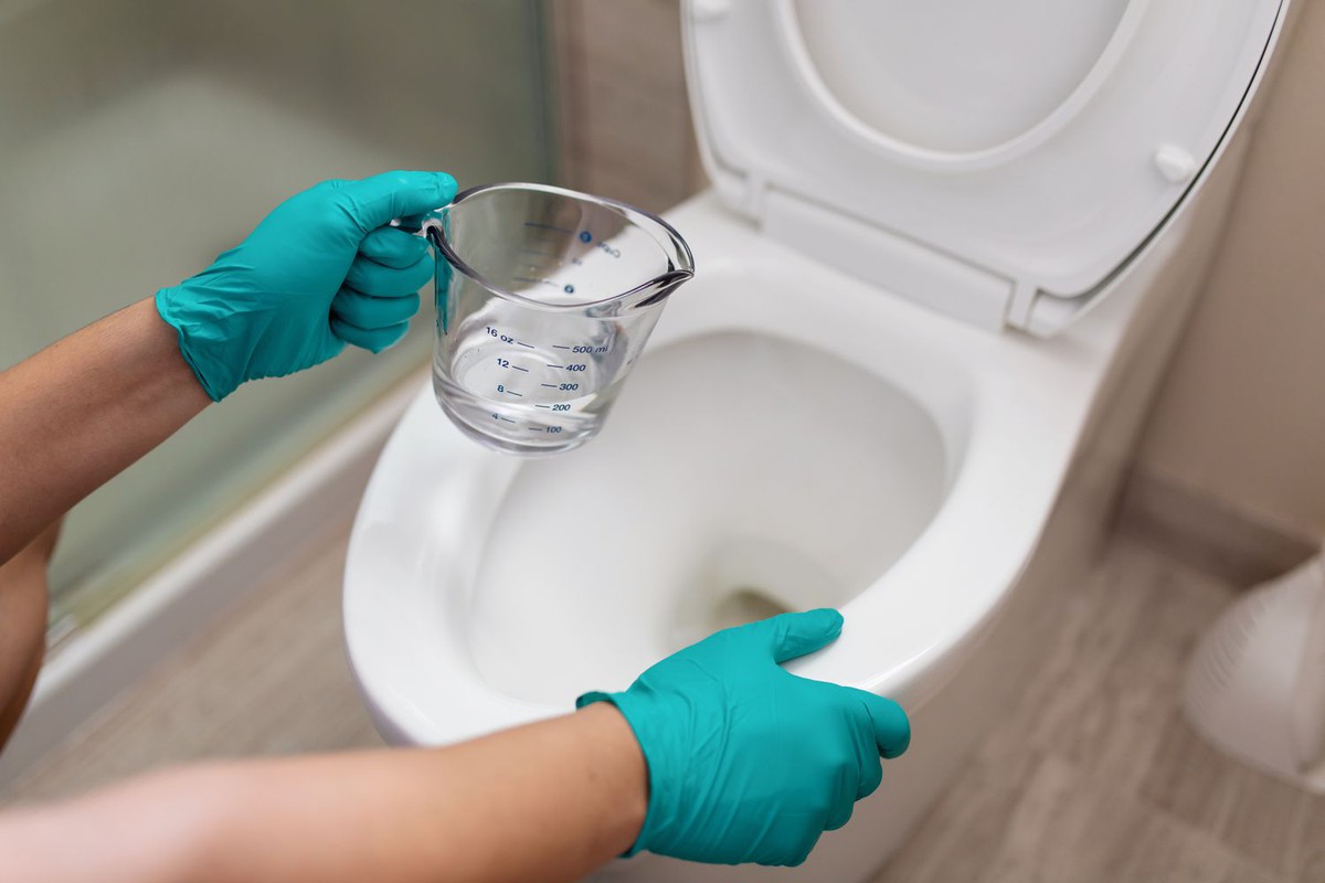 Por que muitas pessoas despejam vinagre na privada? O que acontece após 30 minutos deixa muitas pessoas surpresas
