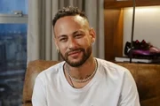 Mãe de suposta filha de Neymar diz que menina espera abraço do jogador