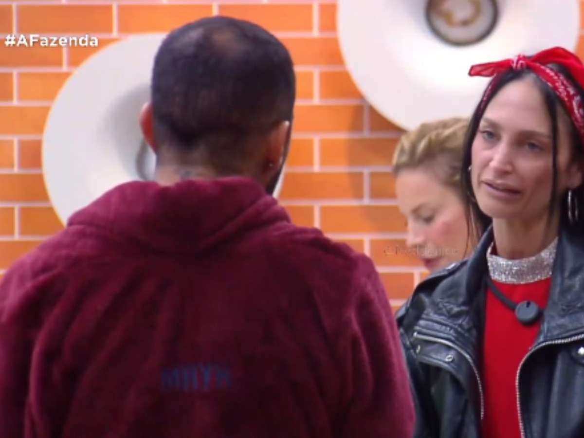 A Fazenda 18: madrugada tem bate-boca com Darlin e 'menino do ET' xingando Ariela