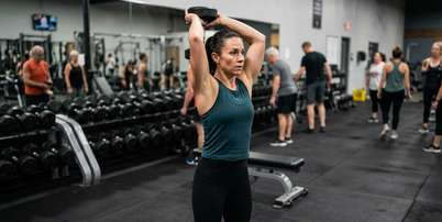 O Pilates pode exigir bastante dos bra&ccedil;os, principalmente em exerc&iacute;cios de sustenta&ccedil;&atilde;o e estabiliza&ccedil;&atilde;o. Foto: Imagem gerada por intelig&ecirc;ncia artificial / Catraca Livre