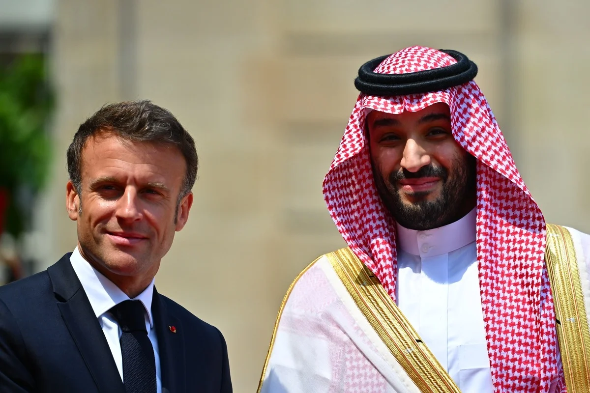 França decide enviar tropas para ajudar a Arábia Saudita contra os Houthis