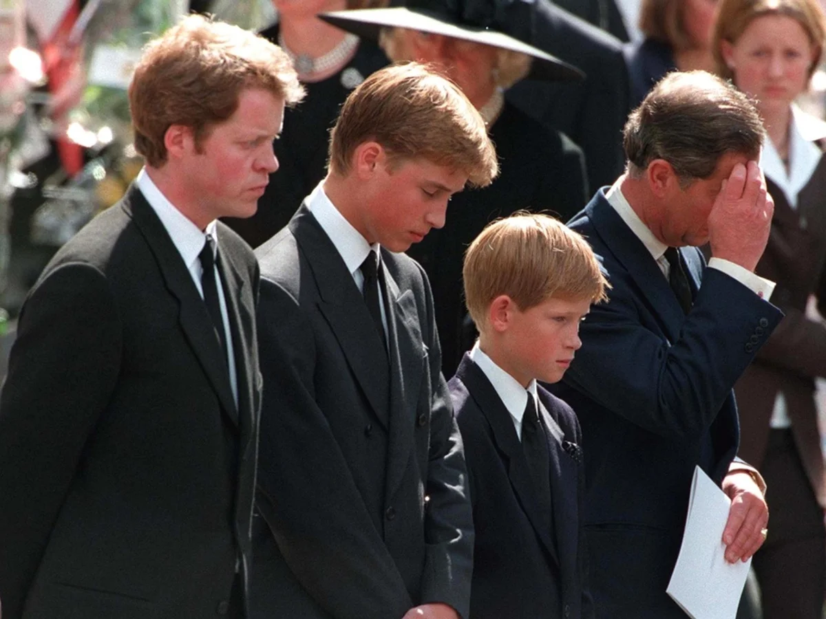Charles parecia "muito feliz" após morte de Diana, diz irmão da princesa