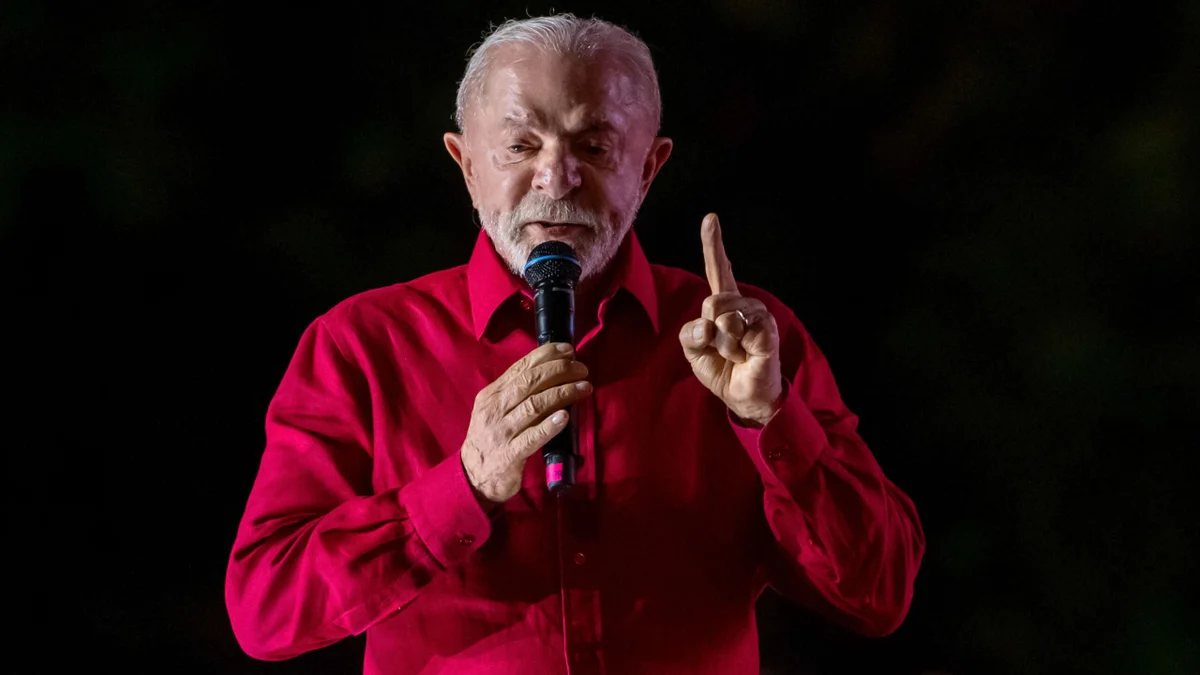 Campanha de Lula aciona TSE contra propagandas de Flávio Bolsonaro na TV