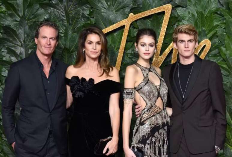 Filho da supermodelo Cindy Crawford morre em clínica de reabilitação, em Los Angeles