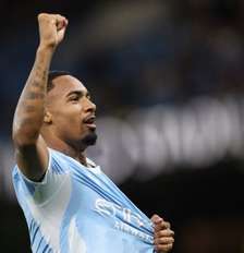 Allan finaliza para marcar um dos gols do Manchester City - Foto: Carl Recine/Getty Images / Jogada10