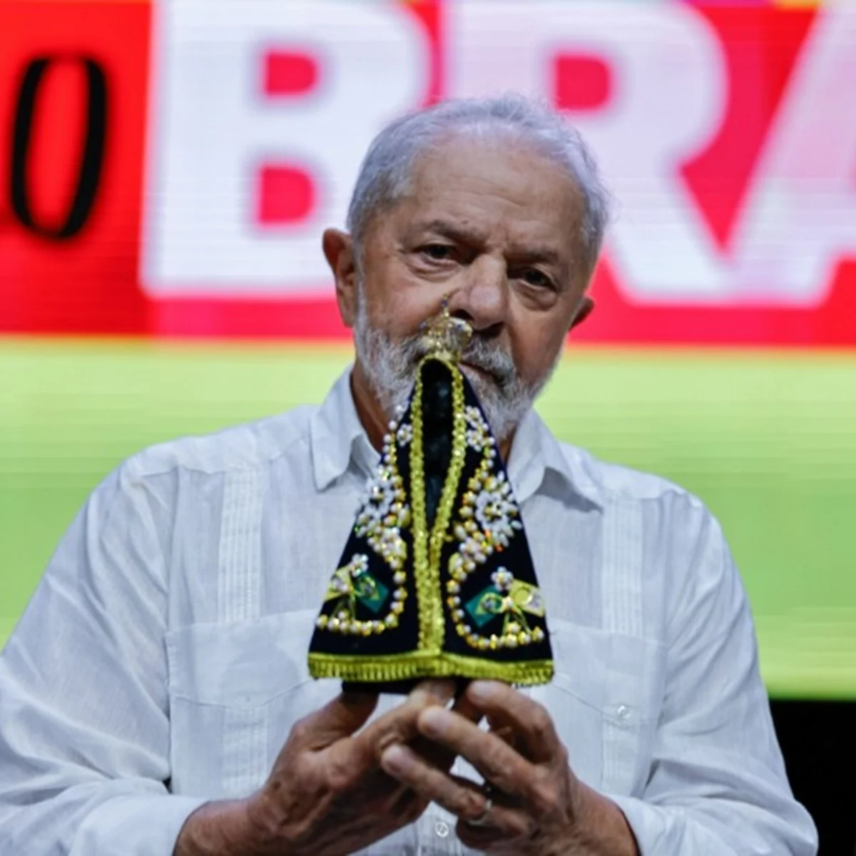 Em meio à polêmica, Janja posta foto de Lula com imagem de Nossa Senhora
