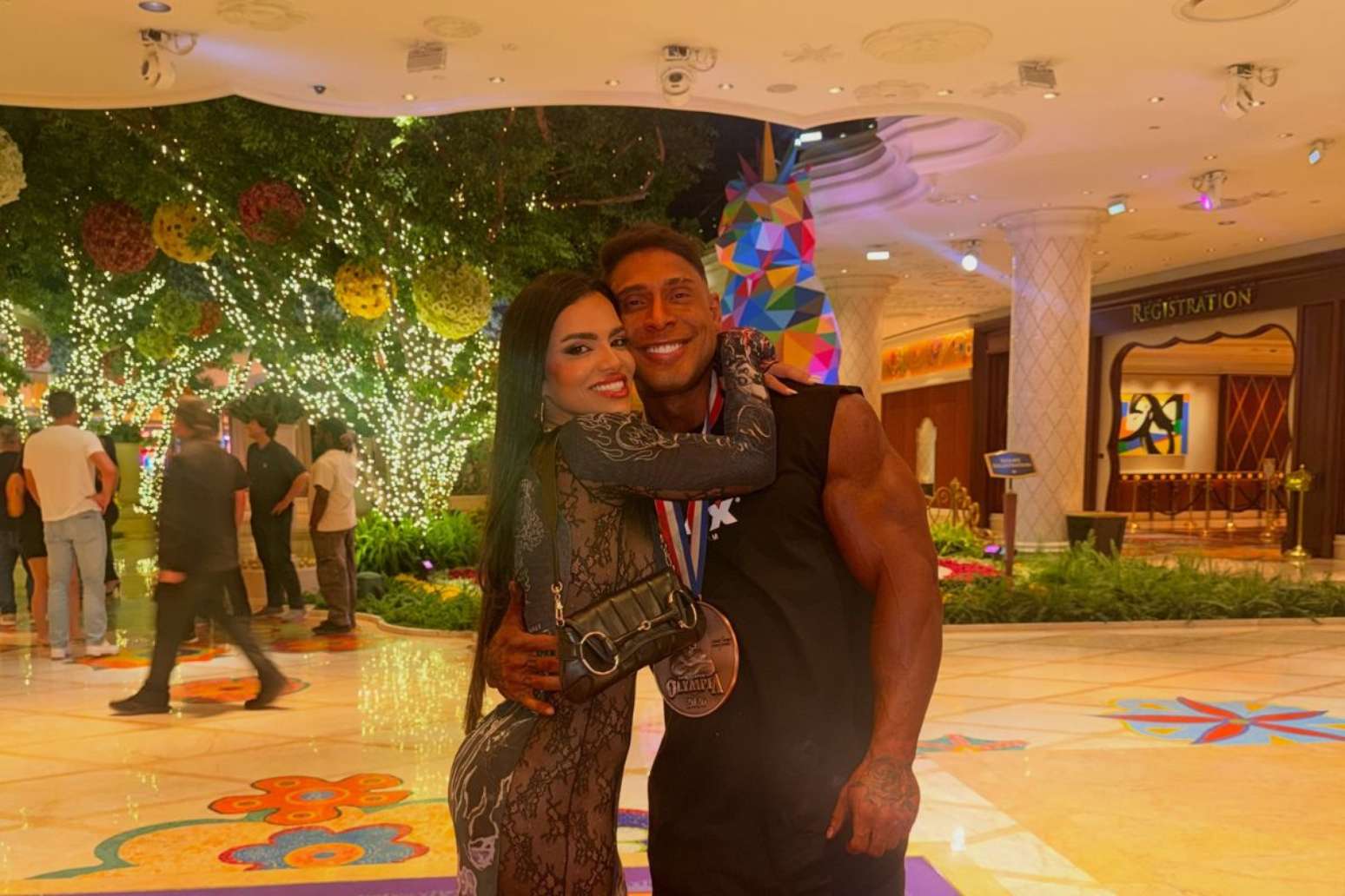 Vit&oacute;ria e seu marido, Ramon Dino, posam juntos ap&oacute;s a competi&ccedil;&atilde;o