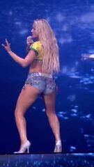 Zara Larsson faz o 'quadradinho' ao cantar 'Bluemoon' no Rock in Rio