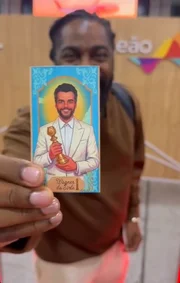 Lázaro Ramos mostra "santinho" de Wagner Moura para torcida no Oscar