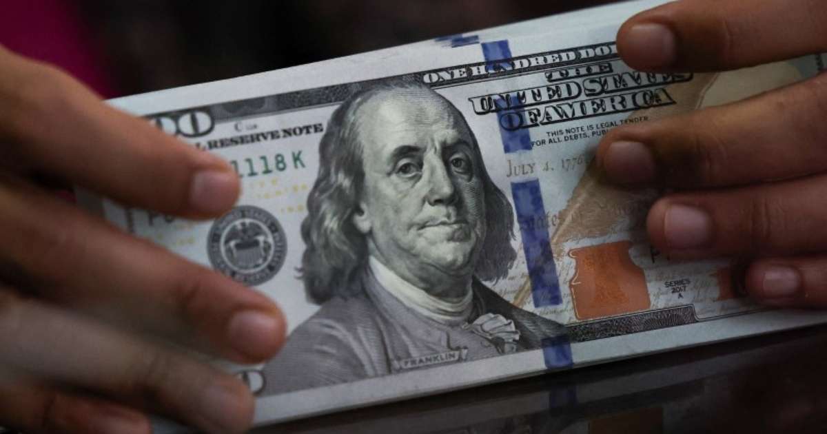 Dólar sobe e fecha perto dos R$ 5,20, com mercado de olho nas eleições no Brasil e nos juros dos EUA