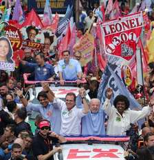 O presidente Lula em carreata com Eduardo Paes, Benedita da Silva e Pedro Paulo, em São Gonçalo, Rio de Janeiro. Foto: Pedro Kirilos/Estadão / Estadão