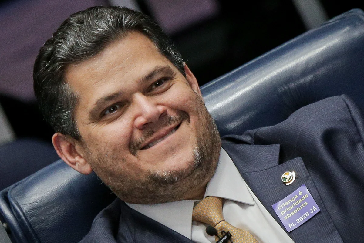 Davi Alcolumbre estampa adesivo com a frase Criança é prioridade absoluta - PL 2628 já. Projeto ECA Digital, proteção de crianças e adolescentes em ambientes digitais. Adultização infantil Felca
