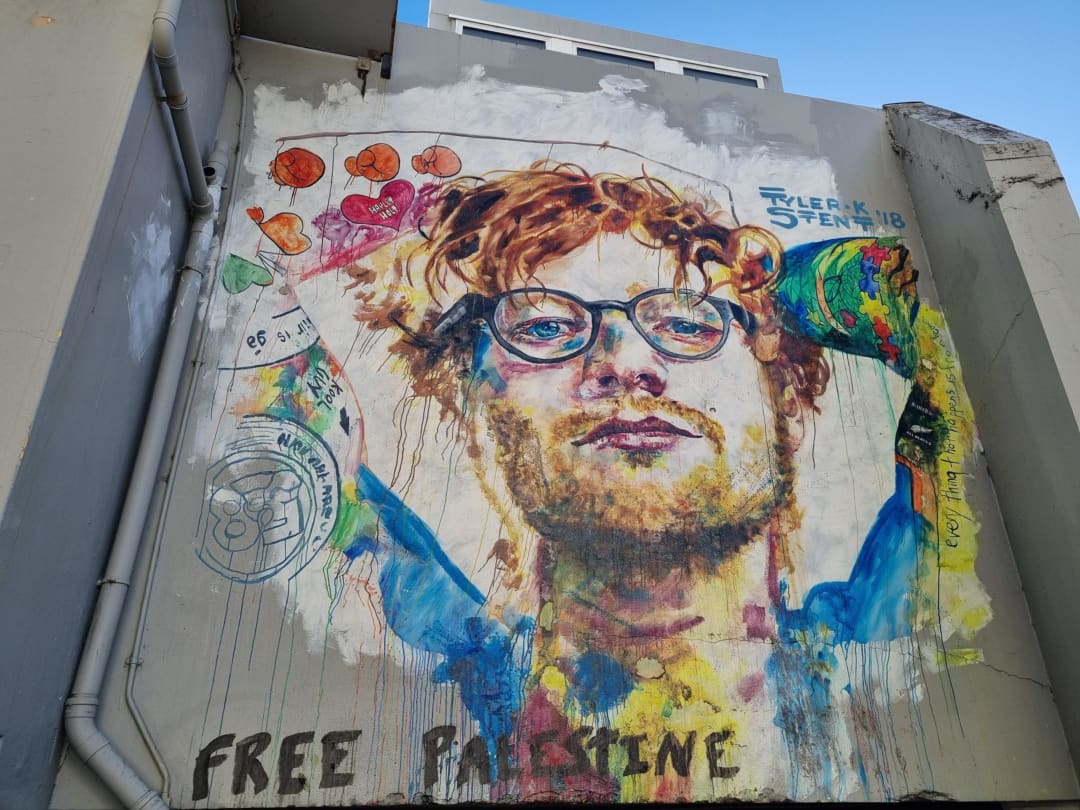 O artista do mural de Ed Sheeran diz que o vandalismo é uma 'adição bem-vinda'