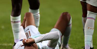 Kylian Mbapp&eacute; em momento de les&atilde;o pela sele&ccedil;&atilde;o francesa Foto: Burak Kara/Getty Images / Esporte News Mundo