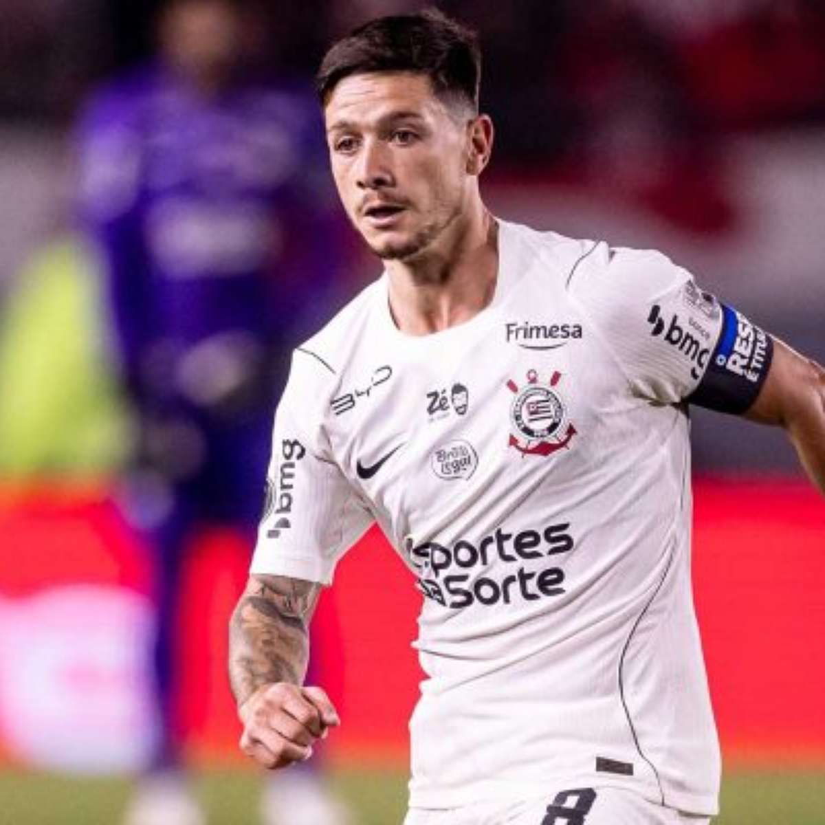 Garro pede apoio a Memphis Depay: "Tem que estar perto dele"