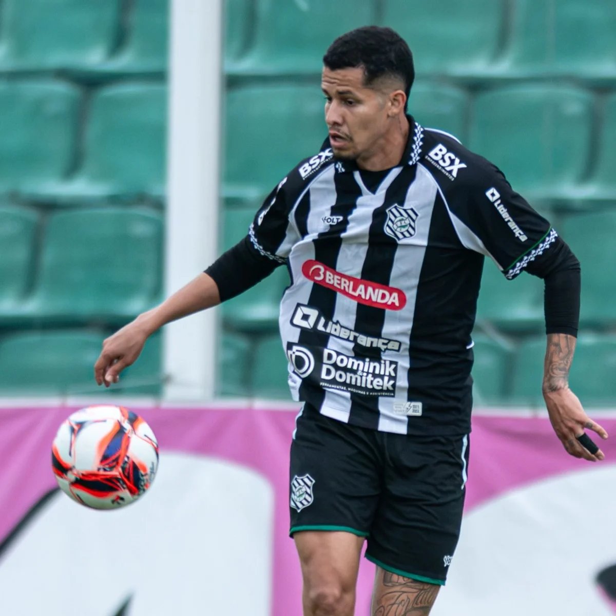 Atacante do Figueirense perde gol inacreditável na Copa Santa Catarina
