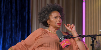 Jenifer Lewis participou do podcast 'Baby, This is Keke Palmer', onde fez revela&ccedil;&otilde;es sobre sua trajet&oacute;ria Foto: Reprodu&ccedil;&atilde;o/Youtube/ Baby, This is Keke Palmer
