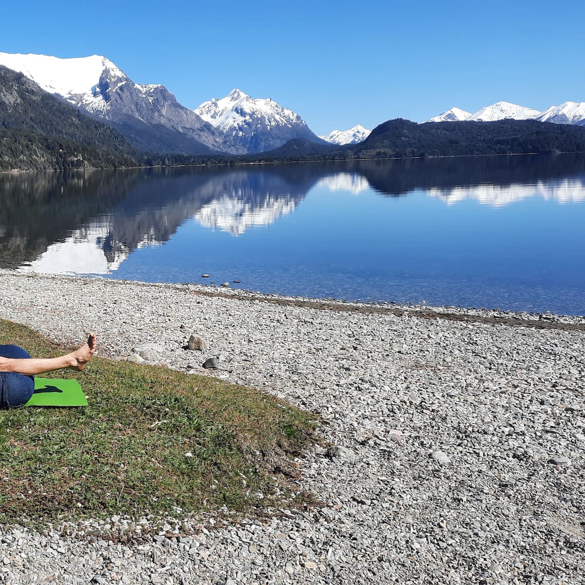 Nacho Monti practica uno de los ejercicios en el lugar donde vive: Bariloche
