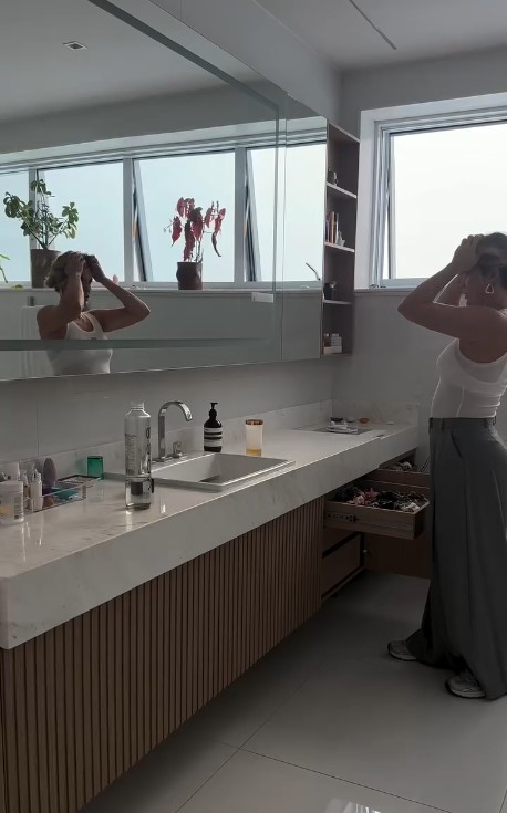 Um dos banheiros no apartamento de Flávia Alessandra — Foto: Reprodução/Instagram