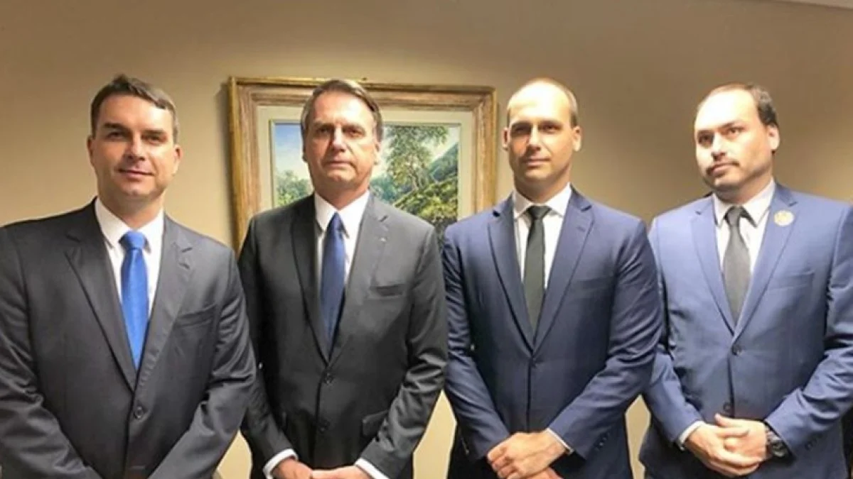 Financial Times compara clã Bolsonaro a Trump e cita "política paranoica"