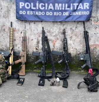 PM prende quatro traficantes e apreende cinco fuzis durante ação emergencial em Magé (RJ)