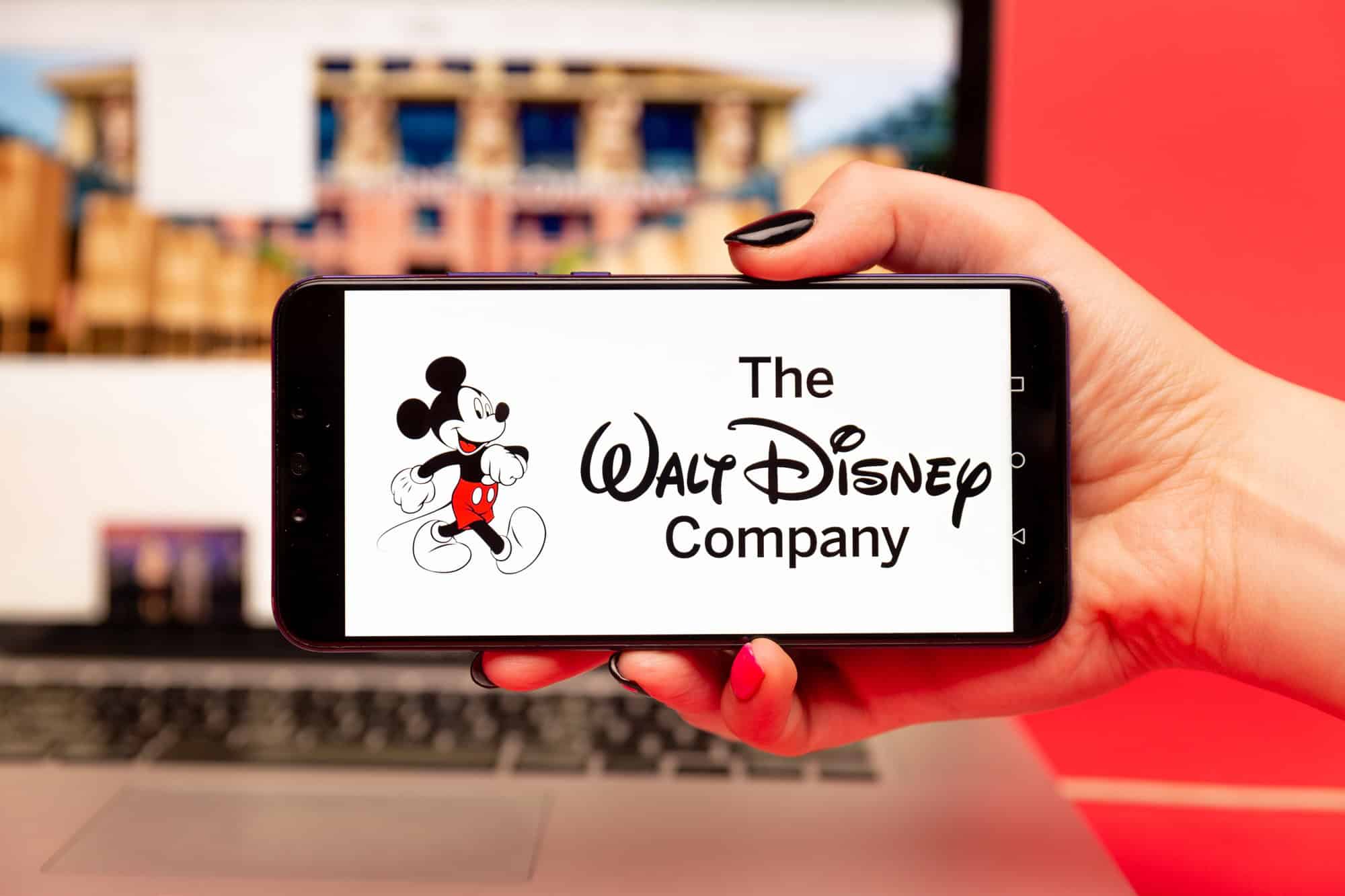 Imagem da matéria: Disney nomeia ex-CEO da Character.AI como primeiro vice-presidente de tecnologia em meio à expansão da inteligência artificial