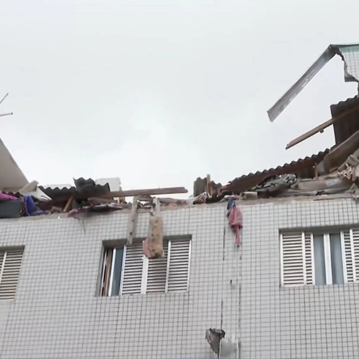 Explosão de gás interdita prédio e deixa 2 pessoas feridas no litoral de SP