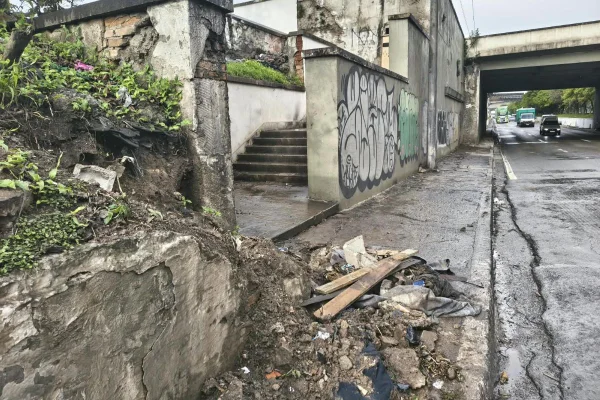 Suja e depredada: Ponte das Bandeiras enfrenta abandono 2 anos após obras