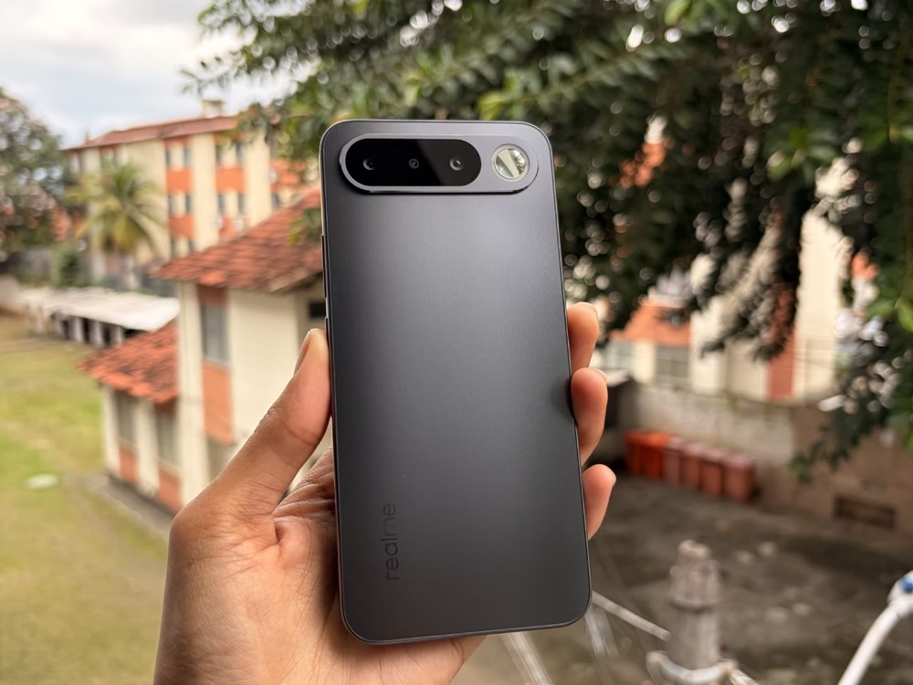Realme 16 5G é o primeiro modelo com espelho para selfies — Foto: Brenda Santos/TechTudo