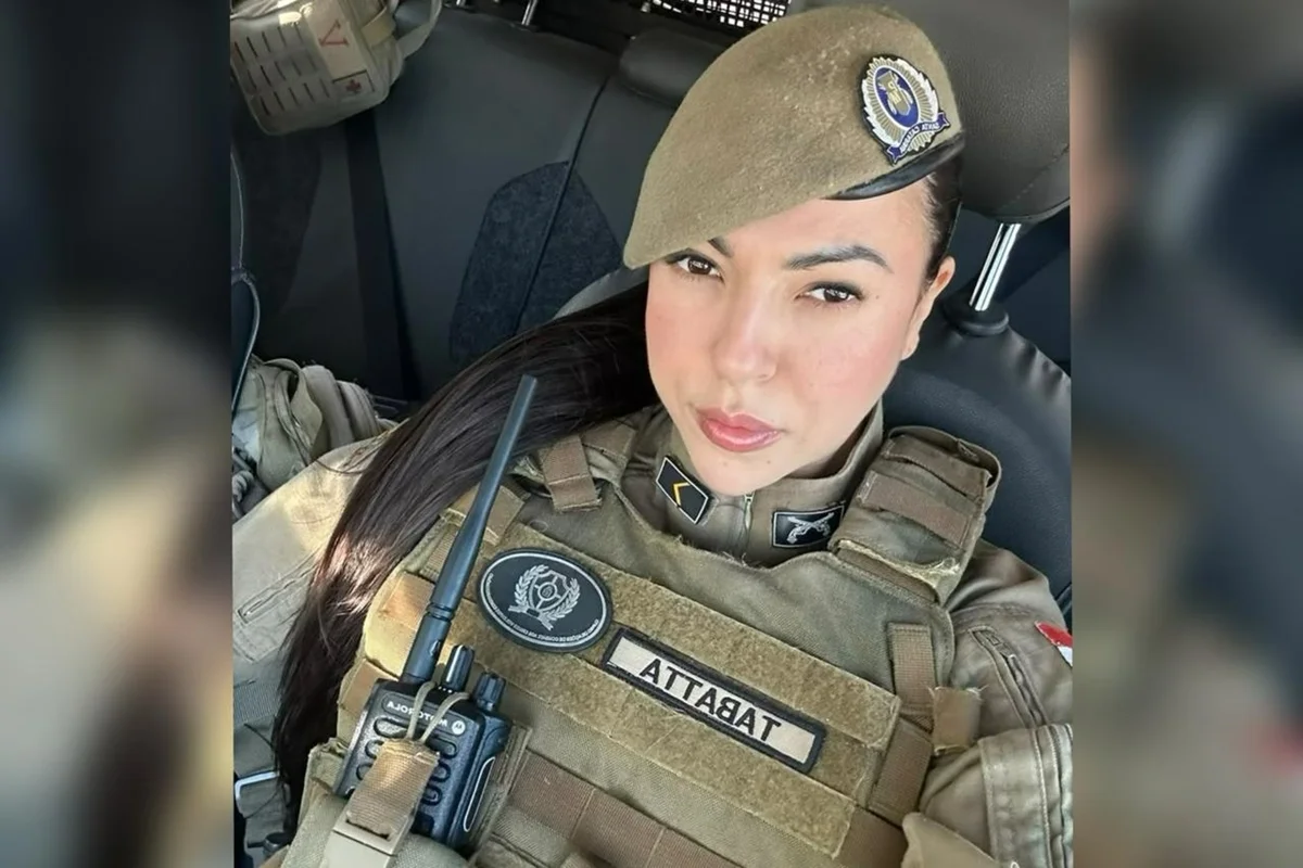 Foto colorida de policial feminina com uniforme de trabalho -Metrópoles.