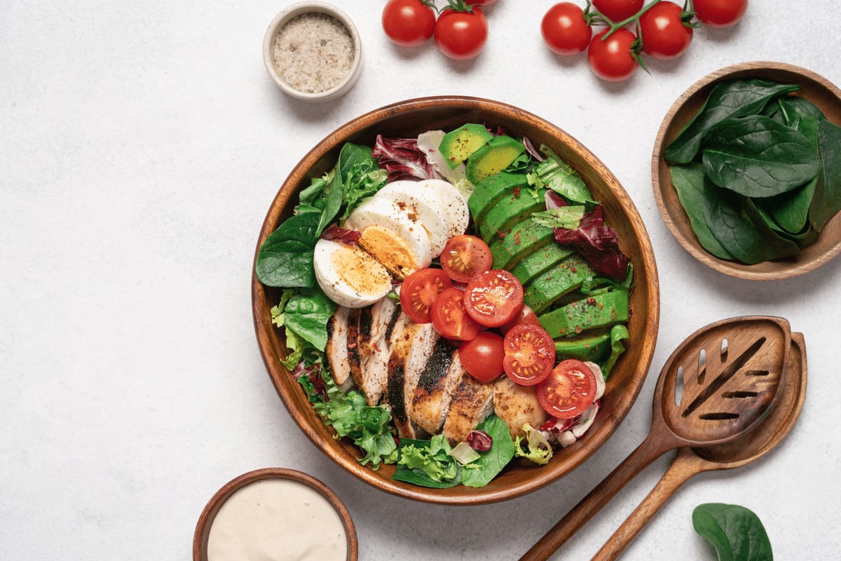 Jantar completo sem complicação: aprenda a fazer essa salada proteica com frango, abacate e ovo