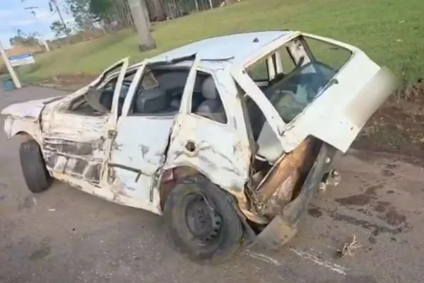 Imagens chocantes: Fiat Uno é “esmagado” por caminhão na BR-060, em Goiás - destaque galeria