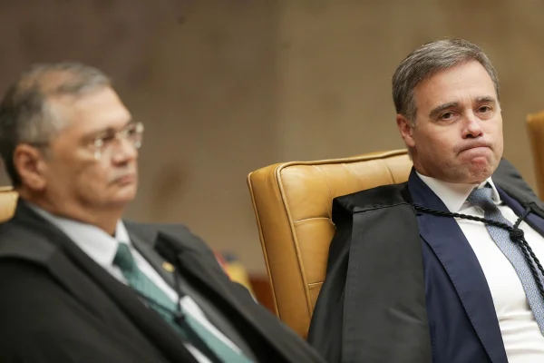 Dino veda que PF investigue Mendonça em caso de cemitérios e Master