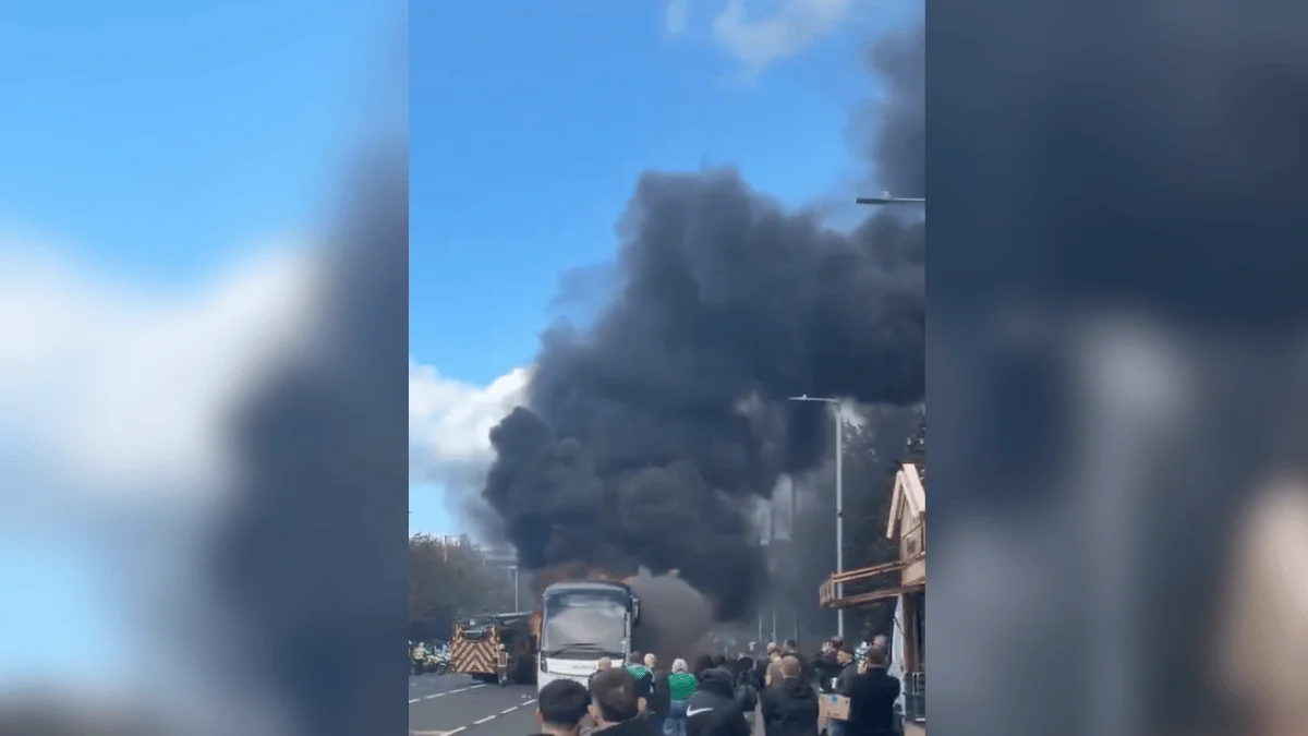 Ônibus com torcedores do Celtic pega fogo após clássico contra o Rangers