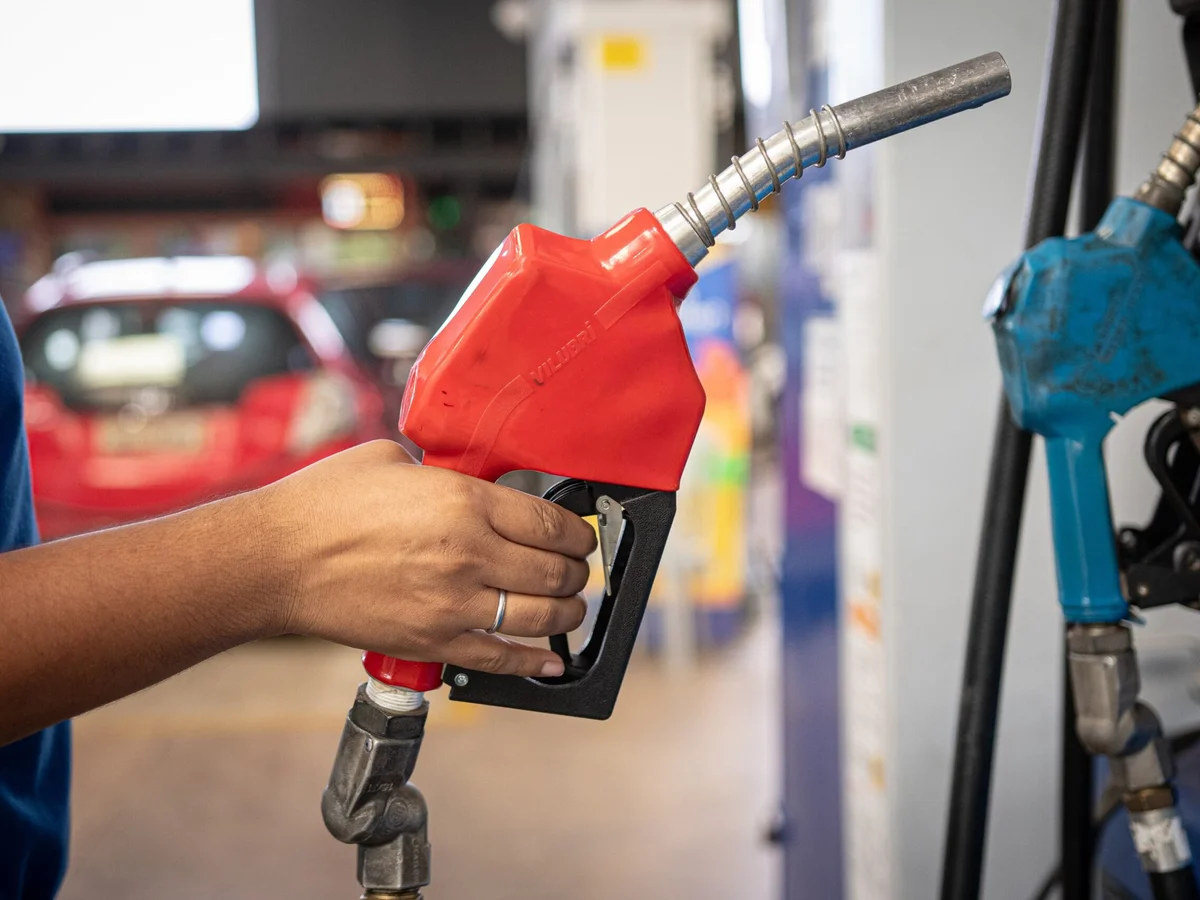 Petrobras faz reajuste do diesel, mas subsídio segura preço para consumidor