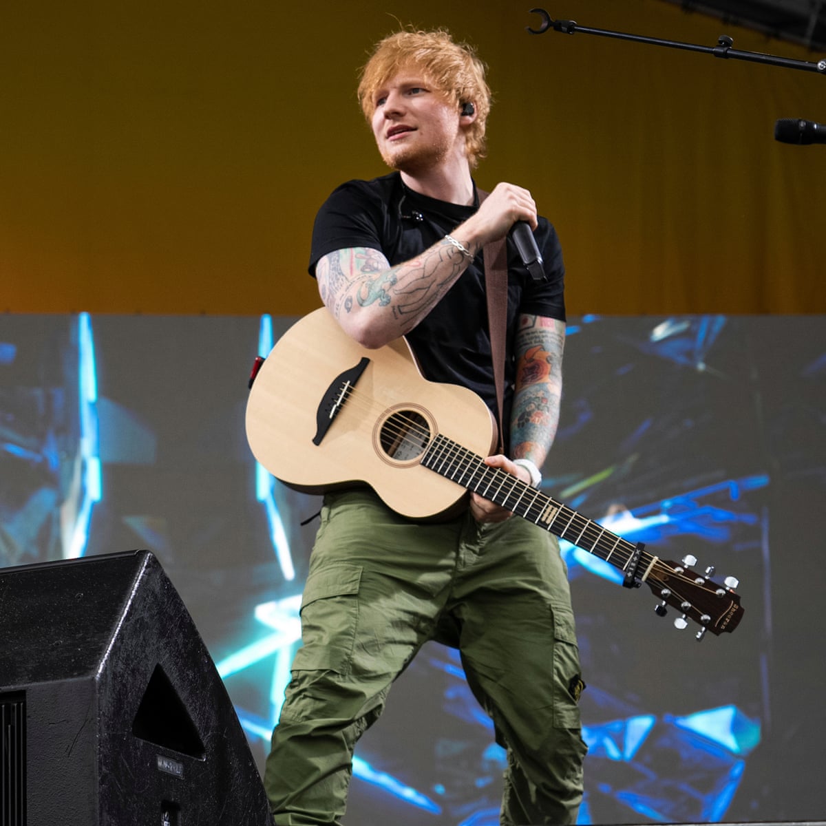 Ed Sheeran diz que a situação em Gaza é 'injustificável' no primeiro show desde que sua turnê mergulhou em turbulência