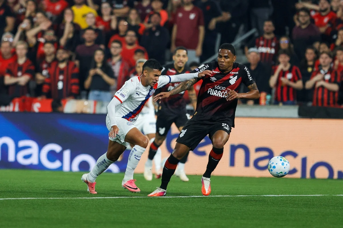 Disputa de bola em Athletico-PR x Bahia