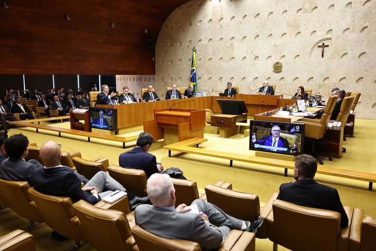 'Ressaca' por clima de tensão e pedido de vista geram risco a julgamento contra Mendonça no STF, avaliam especialistas