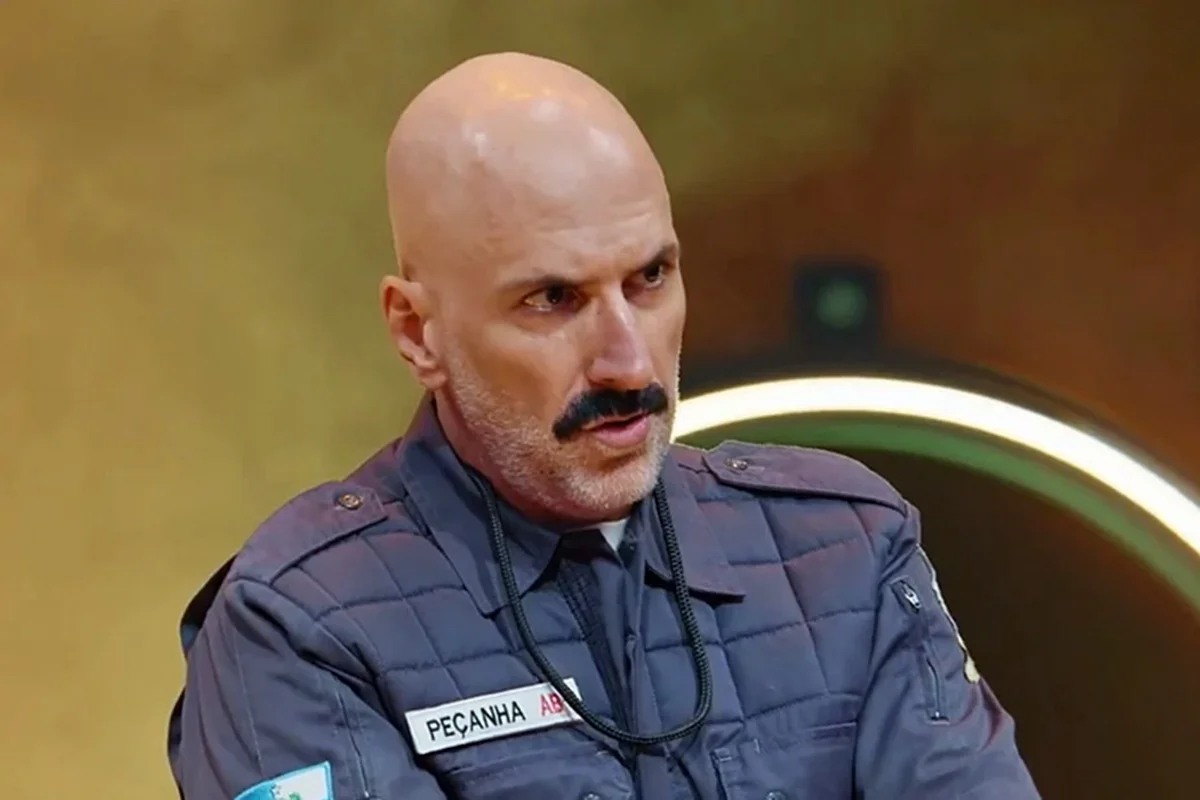 Antonio Tabet como Sargento Peçanha, personagem do Porta dos Fundos