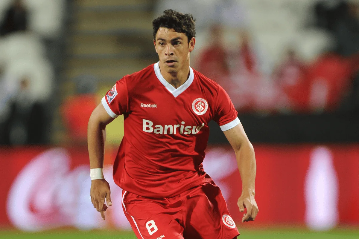 Campeão da Libertadores com o Internacional, Giuliano anuncia aposentadoria