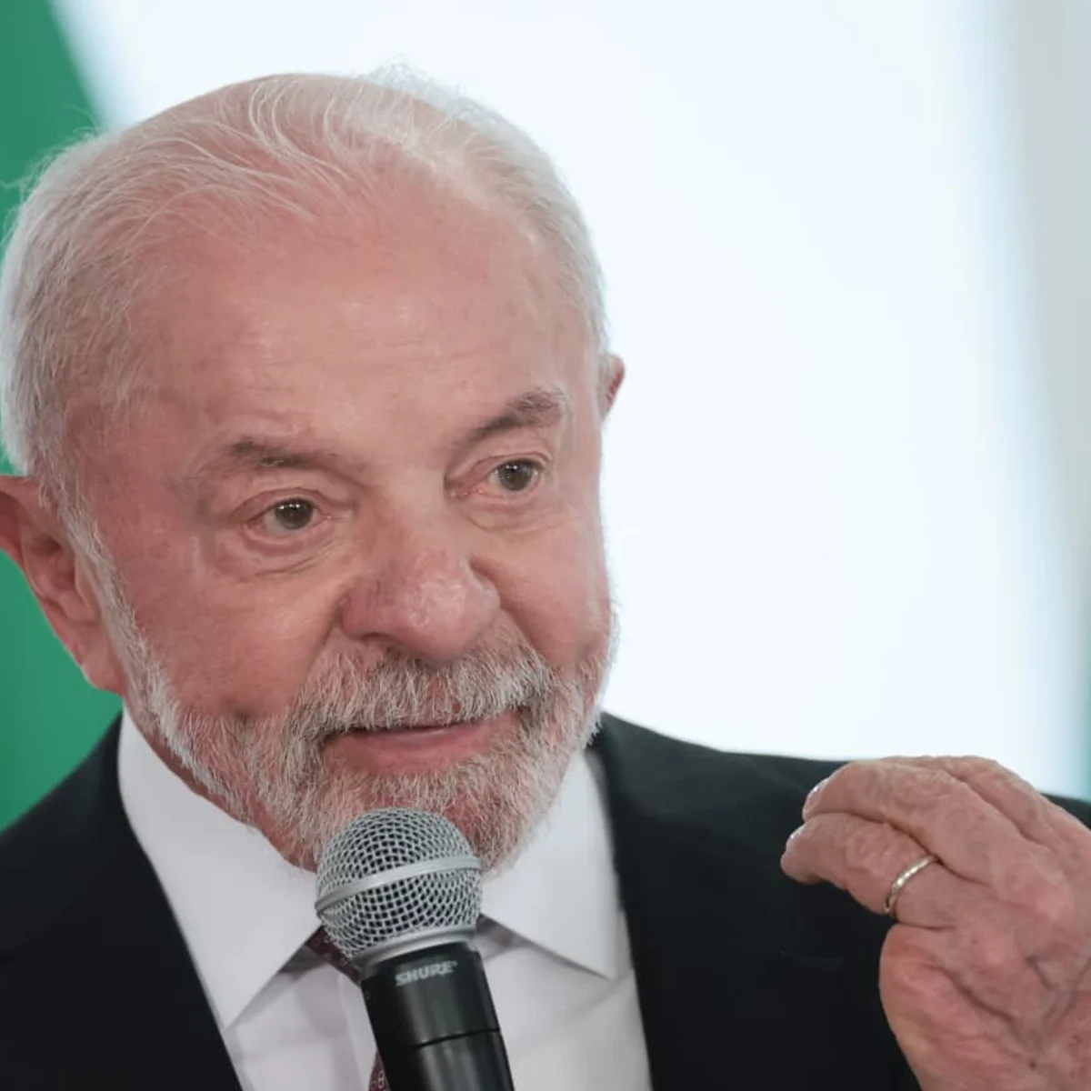 Lula diz que Trump "age como imperador" e rejeita guerra tarifária com EUA
