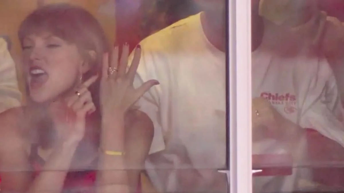 Kelce faz touchdown e Taylor Swift aponta para aliança: "Este é meu marido"